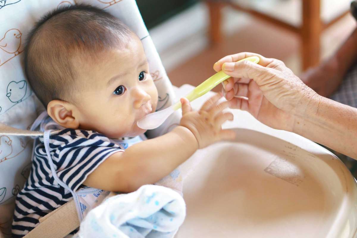 giving baby cereal at 4 months