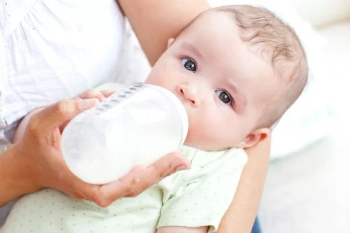 bottle feeding to newborn